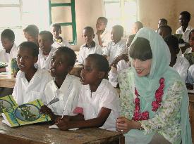 Actress Kuroyanagi meets with Somalian children
